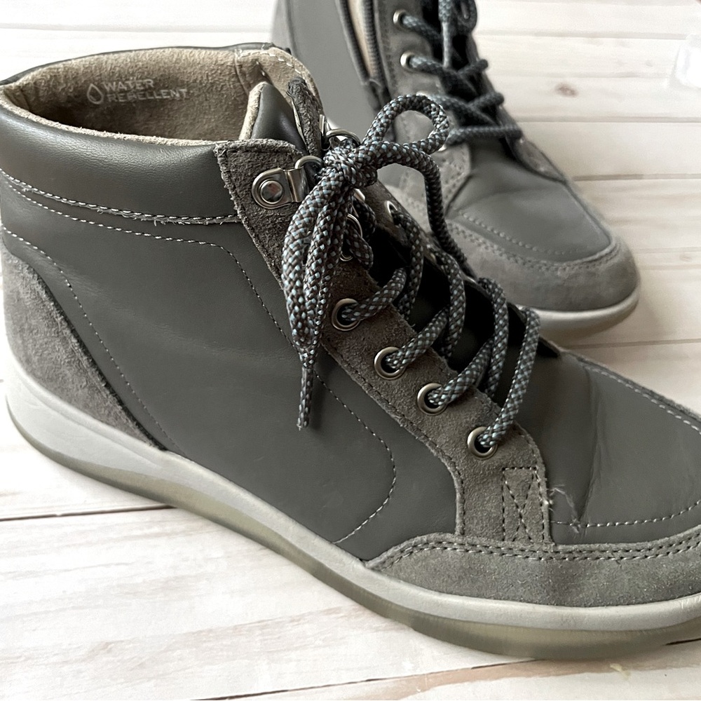 EUC Vionic Gray Ankle Boots